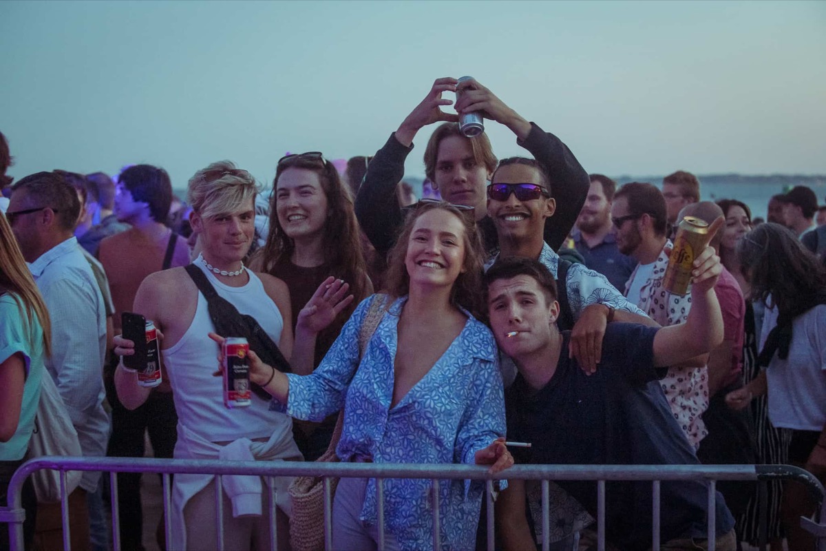 Bénévoles et festivaliers au coucher de soleil