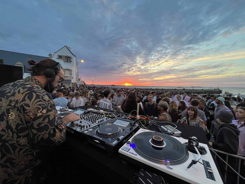 DJ au coucher de soleil