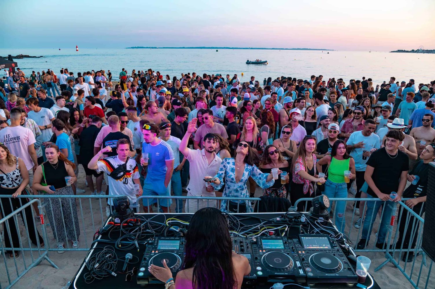 Coucher de soleil sur la plage, festival en fond