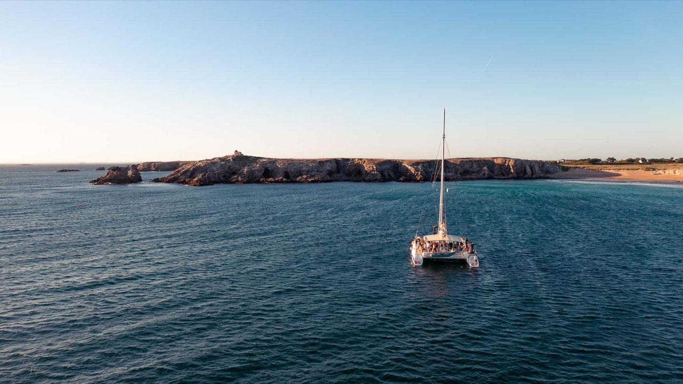 Catamaran face à la presqu'île de Quiberon